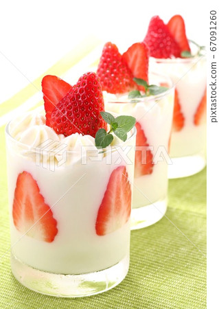 Strawberry jelly bavarois 67091260