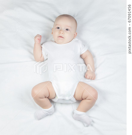 Photo a six-month-old baby on a white background 67091456