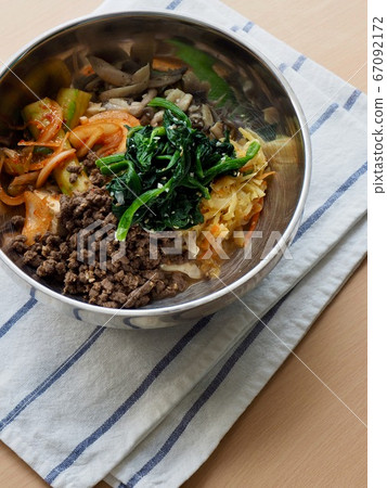 韓國料理牛肉和蔬菜拌飯 韓國料理牛肉和蔬菜拌飯 67092172