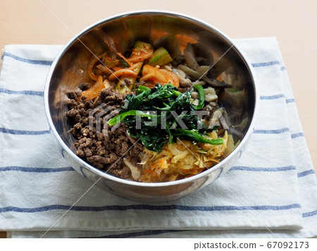 韓國料理牛肉和蔬菜拌飯 韓國料理牛肉和蔬菜拌飯 67092173