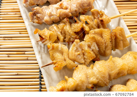 各種各樣的雞肉串和烤雞肉串（加鹽）。 67092784