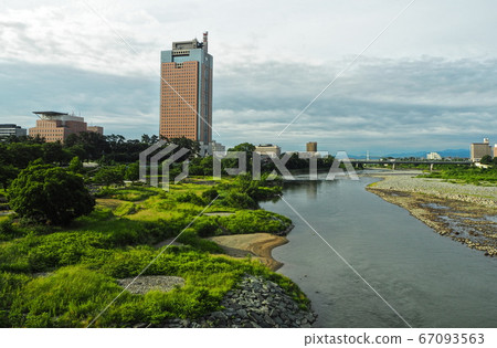 Gunma prefectural office and Tone River 67093563