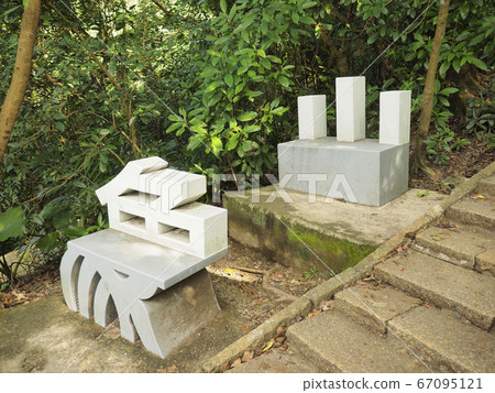 Bench on the stairs of Xiangshan near Taipei 101, Taiwan Bench on the stairs of Xiangshan near Taipei 101, Taiwan 67095121