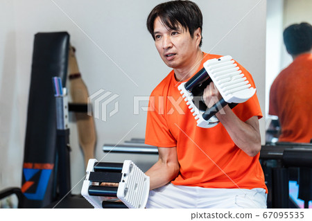 男子在私人健身房使用啞鈴 67095535