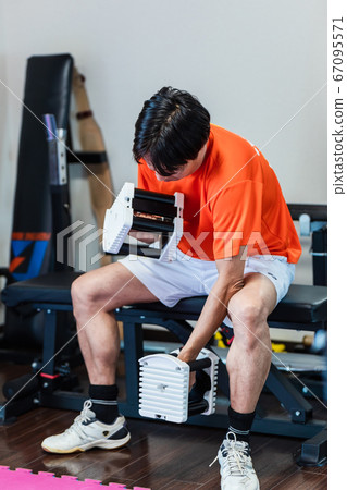 男子在私人健身房使用啞鈴 67095571