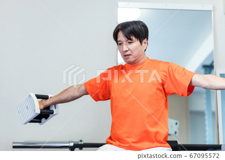 男子在私人健身房使用啞鈴 67095572