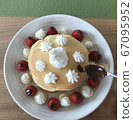 Serving hot cakes 67095952