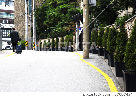 一個漫長的道路上的年輕人 一個漫長的道路上的年輕人 67097454