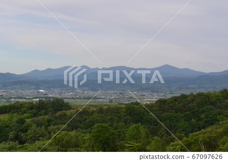 初夏弘前郊區八甲田的景色 初夏弘前郊區八甲田的景色 67097626