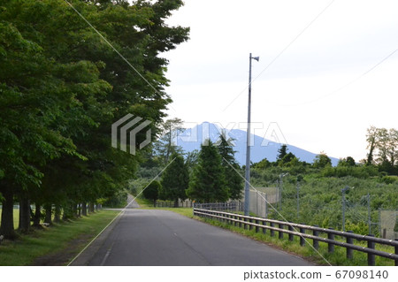 初夏弘前郊區小栗山農村交流公園的岩垣山殘雪景 初夏弘前郊區小栗山農村交流公園的岩垣山殘雪景 67098140