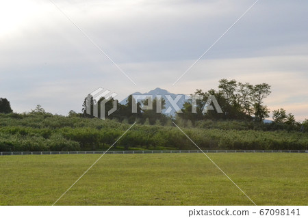 初夏弘前郊區小栗山農村交流公園的岩垣山殘雪景 初夏弘前郊區小栗山農村交流公園的岩垣山殘雪景 67098141