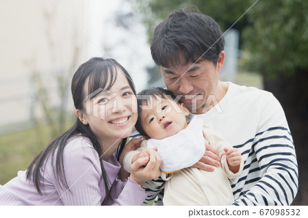 微笑的男嬰和父母 微笑的男嬰和父母 67098532