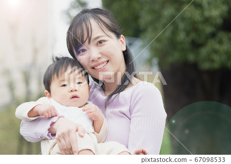 微笑的母親摩擦男嬰 67098533