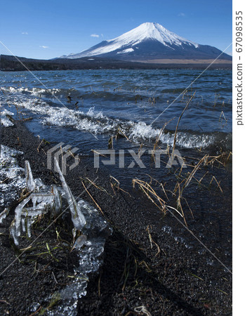 山中湖和白雪皚皚的富士山在嚴酷的冬天,海浪襲擊了湖面 山中湖和白雪皚皚的富士山在嚴酷的冬天,海浪襲擊了湖面 67098535
