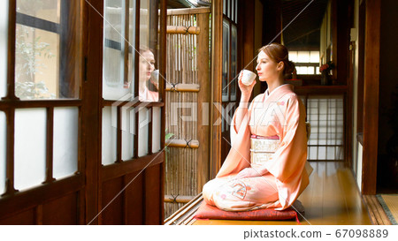 Foreign women drinking tea in kimono 67098889