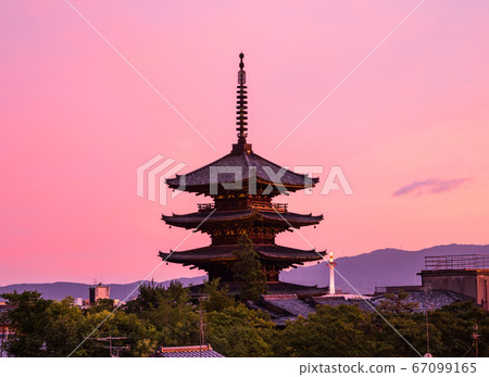 Kyoto Yasaka Pagoda evening view 67099165