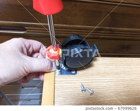 Attach casters to the bottom plate of the color box 67099626