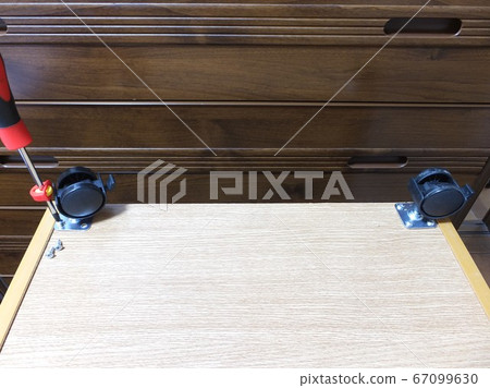 Attach casters to the bottom plate of the color box 67099630