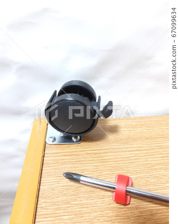 Attach casters to the bottom plate of the color box 67099634