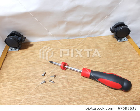 Attach casters to the bottom plate of the color box 67099635