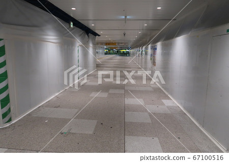 East-west free passage before completion of Shinjuku station 67100516