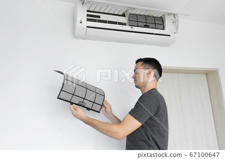 The guy cleans the filter of the home air 67100647