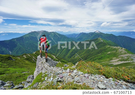 Mountaineers looking at Senjogatake and Kaikomagatake from Kitadake 67100713