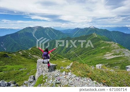 Mountaineers looking at Senjogatake and Kaikomagatake from Kitadake 67100714