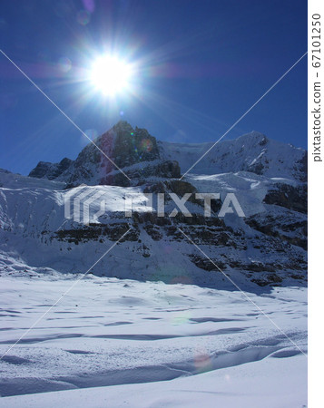 Snow and sun 67101250