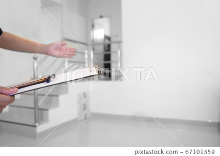 checklist in the empty house 67101359