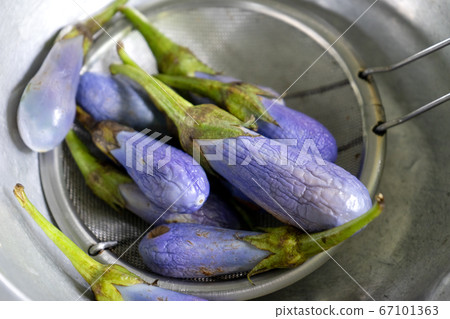 Fresh raw eggplant on the colander are prepare 67101363