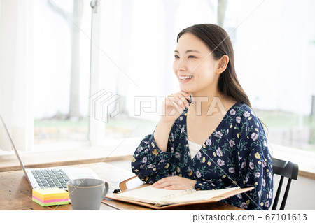 Young women doing telework Young women studying qualification Work style reform Young women doing telework Young women studying qualification Work style reform 67101613