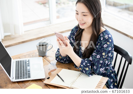 從事遠程工作的年輕婦女學習資格的年輕婦女工作方式改革 從事遠程工作的年輕婦女學習資格的年輕婦女工作方式改革 67101633