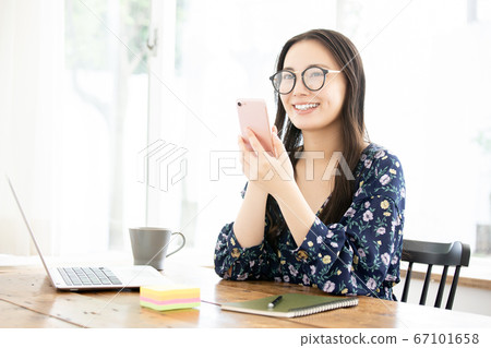 從事遠程工作的年輕婦女學習資格的年輕婦女工作方式改革 從事遠程工作的年輕婦女學習資格的年輕婦女工作方式改革 67101658