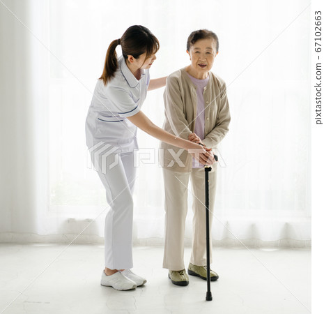 老年人練習走路 67102663