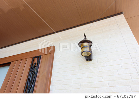 新入口門廊上可愛的燈光 新入口門廊上可愛的燈光 67102787