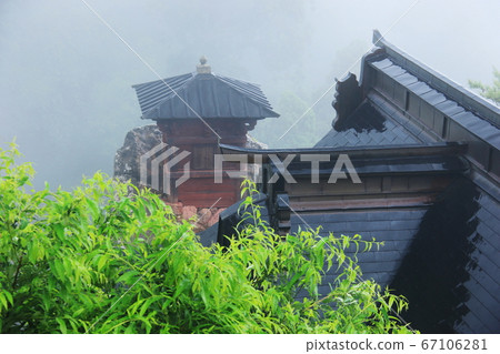 山形縣的雨季山之山寺（立石寺）的高田堂的景色 67106281