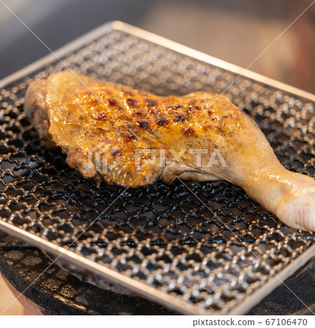 Charcoal grilled chicken drumsticks with bones 67106470
