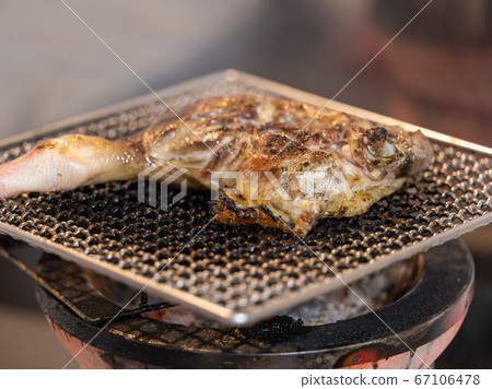 Charcoal grilled chicken drumsticks with bones 67106478