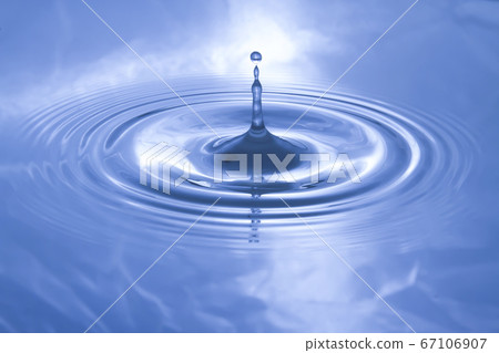 The water droplets fall on the water surface until the water spread out 67106907