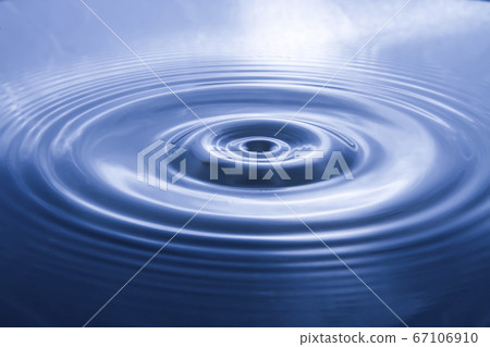 Blurry pictures of water waves created by water droplets 67106910