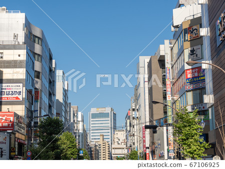 [羽田機場的新航線]客運飛機在五反田站附近的東京市中心上空飛行 67106925