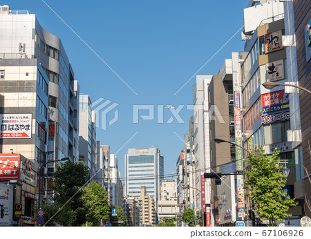 [New route at Haneda Airport] Passenger planes fly over central Tokyo near Gotanda Station 67106926