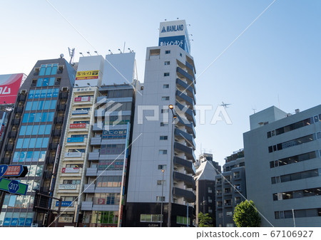 [New route at Haneda Airport] Passenger planes fly over central Tokyo near Gotanda Station 67106927