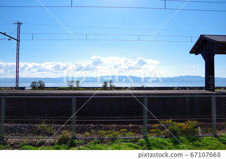 A landscape where you can see the gentle Lake Shinji, the white clouds and the blue sky over the platform of the Ichibata train station… Matsue City, Shimane Prefecture (sunny) 67107668