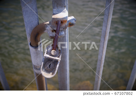 water lake security padlock metal gate 67107802