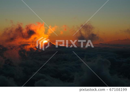Sunset from the Haleakala summit on Maui, Hawaii Sunset from the Haleakala summit on Maui, Hawaii 67108199