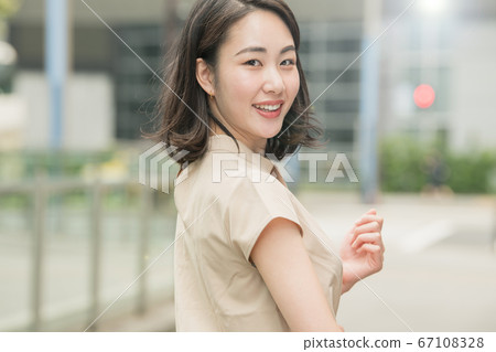 Image of a Japanese businesswoman in an office district 67108328