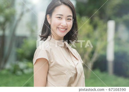 Image of a Japanese businesswoman in an office district 67108390