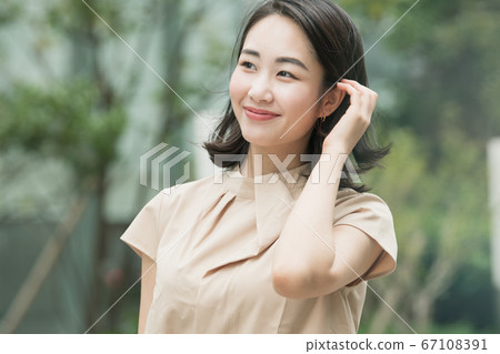 Image of a Japanese businesswoman in an office district 67108391